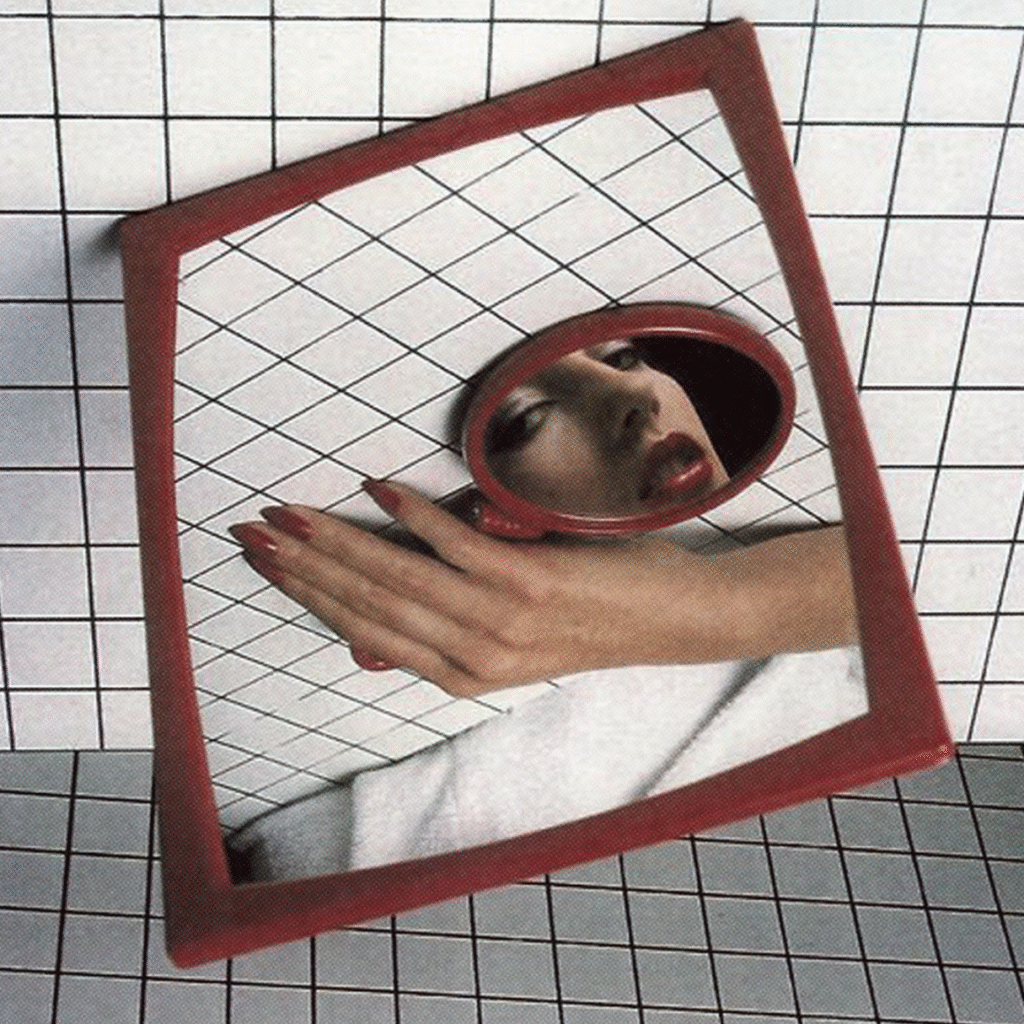 imagem refletida no espelho de uma pessoa com baton vermelho e unhas pintadas de vermelha