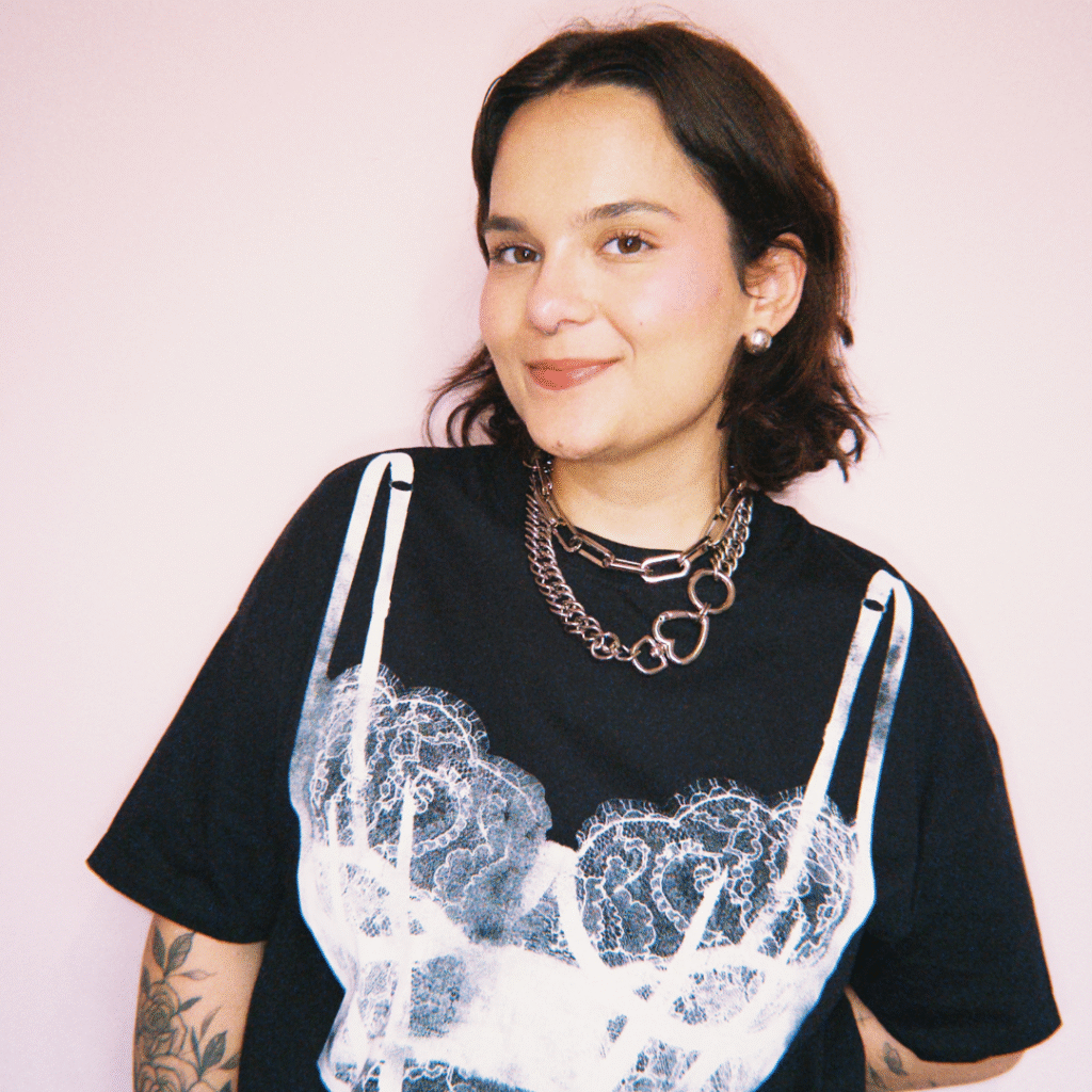 foto de Beatriz com colares Ethere, camisa preta com detalhe branco